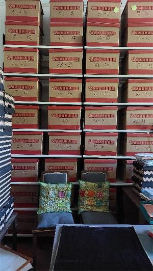 Darunter sind viele Ordner mit Arbeitsunterlagen