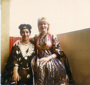 Von links, eine Kurdin, die Dorle die kurdische Sprache und Kultur vermittelte