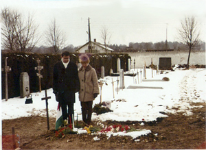 Jemal und Dorle am Grab eines Freundes und kurdischen Freiheitskämpfers in der 
Nähe von München
