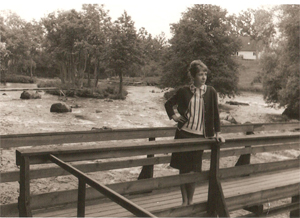 In Mörrum in Südschweden, im Urlaub aus Kanada, von meinem Bruder 1968 aufgenommen. Ich widmete Jemal dieses Bild 1971 und sprach davon, wie ich mich frei und zukunftsgewandt ich mich beim Anblick des fließenden Gewässers gefühlt hatte.